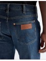 Jeansy Wrangler Larston 112388216 Moonlit